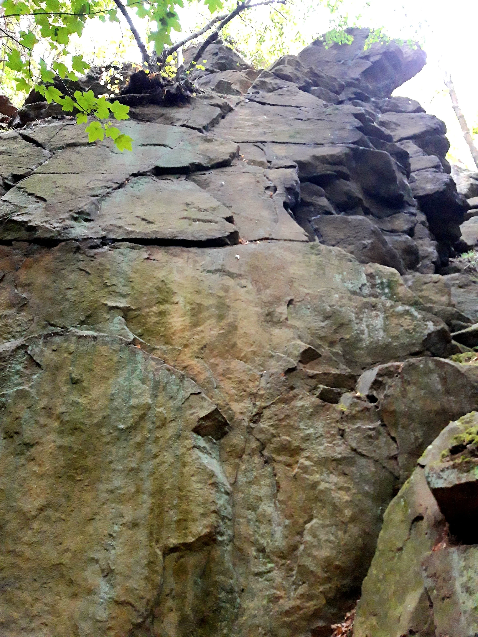 100m nördlich der Hauptwand. Wegnamen und Schwierigkeiten wurden dem Schild am Wandfuß entnommen.